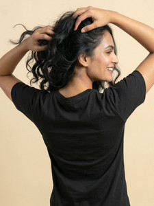 T-shirt basique noir à col en V pour femme, manches courtes, coupe ajustée, décontracté, doux, confortable, mode quotidienne, essentiel, élégant - Product Image 4