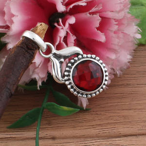 Colgante de Granate Rojo Natural Vintage al por Mayor, Plata de Ley 925 Chapada en Platino, con Puntos, Hecho a Mano, Precio al por Mayor - Product Image 1