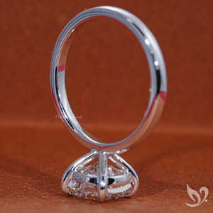 Anillo Solitario con Diamante Cultivado en Laboratorio de Corte Cojín de 3.00 CT en Oro Blanco de 18K |   Anillo de Compromiso Certificado por IGI - Product Image 4