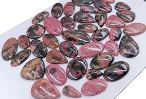 Lote al por mayor de cabujones de cuarzo natural pulido |   Rosa |   Formas Mixtas (Cortes Triangulares de Cojín) para Creación de Joyas con Colores Variados, Venta al por Mayor - Product Image 4