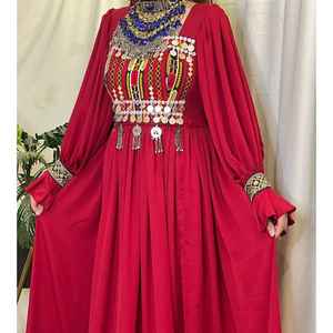 Robes de mariée afghanes traditionnelles modernes de luxe rouge profond avec dentelle et broderies dorées lourdes sur le bas et les manches - Product Image 3