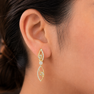 Boucles d'oreilles pendantes en or jaune 18 carats avec diamants de laboratoire ronds, style feuille florale pavée, qualité DEF VVS, fermoir russe, bijoux fins pour cadeau - Product Image 2