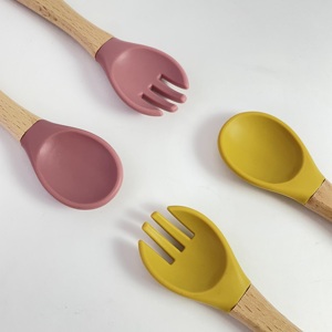 Juego de cuchara y tenedor de silicona para bebé con mango de madera, utensilios de alimentación para niños pequeños con punta suave, grado alimenticio, fácil de limpiar - Product Image 6