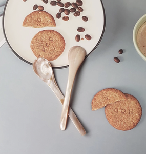 Cuillère artisanale en nacre de coquille d'huître naturelle du Vietnam pour servir du caviar, des desserts, du café, de la crème glacée, dans les restaurants - Product Image 1