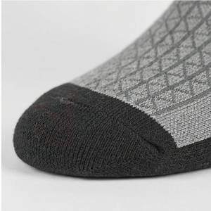 Chaussettes pour hommes à motif géométrique, tricotées, respirantes, en spandex et polyester, pour un usage quotidien, style régulier d'été - Product Image 6