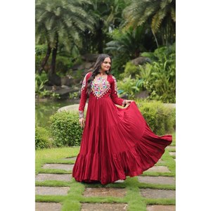 Vestido hecho a mano con corte en A, especial para Navaratri, con trabajo Kutchi Gamthi y cintura imperio. - Product Image 3