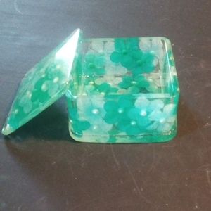 Boîte à bijoux en résine distinctive avec des éléments décoratifs faits à la main, idéale pour les solutions de rangement de bijoux de luxe - Product Image 2