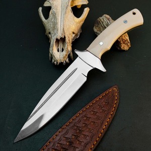 มีดทำมือแบบกำหนดเอง Black Smith ปี 1987 ใบมีดเหล็กกล้าไร้สนิม สำหรับตั้งแคมป์และกิจกรรมกลางแจ้ง ด้ามจับทำจากกระดูก ขนาด 15 นิ้ว ปลายใบมีดแบบ Clip Point พร้อมซองหนัง - Product Image 1