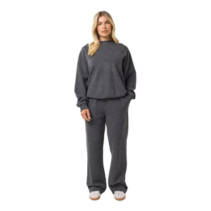 Ensemble de survêtement premium pour femme gris foncé avec sweat à capuche en polaire confortable et pantalon large – Tenue d'hiver décontractée - Product Image 1