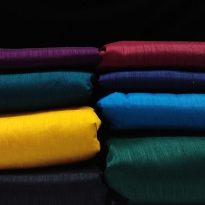 Tissu en soie Banglori de 44 pouces |   Tissu uni 100% polyester |   Vêtements polyvalents, Matériaux pour robes de mariée, de mode et de textile de maison - Product Image 4