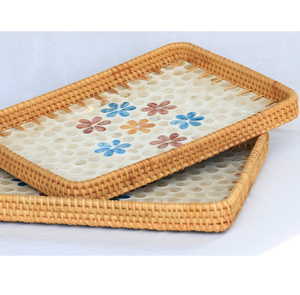 Ensemble de 2 plateaux ronds anciens en nacre et rotin, tailles différentes, avec poignée, pour l'organisation des tables d'hôtel - Product Image 2