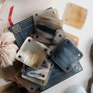 Carte de tissage en corne de buffle polie, toucher réel, forme géométrique, décorations de style animal, disponible en gros à partir de corne naturelle - Product Image 1