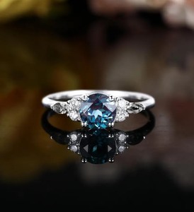 Bague de fiançailles et de mariage en alexandrite taille ronde, argent sterling 925, pierre précieuse de luxe à changement de couleur, bijou de mariée vintage, cadeau pour elle - Product Image 2