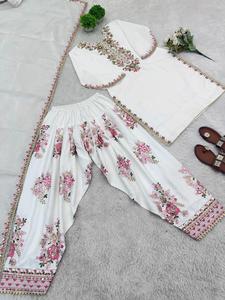 Elegante Conjunto Tradicional de Kurta y Pantalón Dhoti de Crepé Blanco con Bordado Floral y Dupatta de Encaje a Juego para Fiesta - Product Image 3