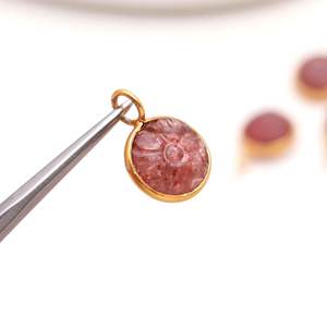 Colgante de cuarzo rosa natural tallado a mano con forma de flor, piedra preciosa de cuarzo rosa en plata de ley 925 para joyería. - Product Image 2