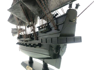 Bateau pirate en bois artisanal, objet nautique décoratif pour la décoration de table, de la maison, du salon, du bureau ou de l'étagère. - Product Image 3