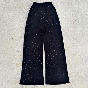 Pantalones deportivos holgados rosas personalizados de la mejor calidad para mujer, con logo impreso en la parte delantera y pedrería en varios colores. - Product Image 4