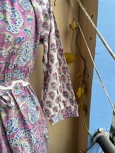 เดรสยาวพิมพ์ลายดอกไม้ คอวี แขนยาว ผ้าฝ้าย ไซส์ใหญ่ สำหรับผู้หญิง ลายพิมพ์บล็อกด้วยมือ รุ่นใหม่ล่าสุด - Product Image 2