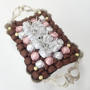 Plato de Dulces Árabes Gourmet Premium, Dátiles Rellenos Artesanales y Chocolate Belga en Caja de Regalo con Empaque Personalizable - Product Image 5
