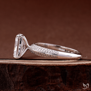 Anillo de compromiso con diamante cultivado en laboratorio de corte radiante de 2 quilates certificado por IGI en oro blanco de 10 quilates con banda micro pavé. - Product Image 3