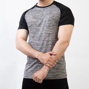 T-shirt décontracté pour homme, gris et noir, col rond, coupe classique, manches courtes, 100% coton, séchage rapide, respirant, logo tricoté sur le devant - Product Image 1