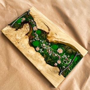 Plateau de service en résine écologique modelé à la main, motif rivière et poissons Koi, plateau de charcuterie, plateau pour bassin à Koi, cadeau de pendaison de crémaillère - Product Image 1