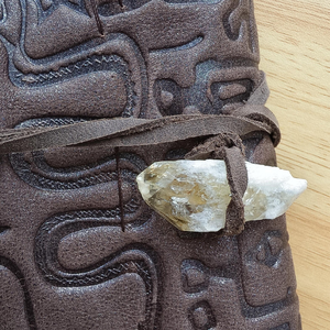Diario de Cuero Marrón Grabado en Relieve Estilo Vintage con Colgante de Piedra de Cristal, Diario Artesanal Texturizado, Diario de Viaje y Cuaderno - Product Image 5