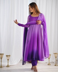 Alphanumero Robe de créateur en soie avec broderie lourde de style Bollywood pour fête Prix de gros Livraison à la porte dans le monde entier disponible - Product Image 2