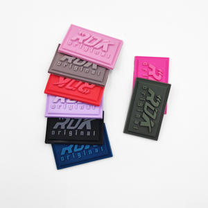 Écussons en caoutchouc 3D PVC personnalisés avec logo en relief, durables, de haute qualité, étiquettes souples en relief, écussons en caoutchouc silicone avec logo OEM - Product Image 1