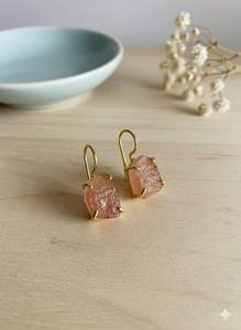 Boucles d'oreilles pendantes minimalistes en argent sterling 925 plaqué or 14 carats avec pierre brute de cristal vert, bijou cadeau pierre de naissance - Product Image 6