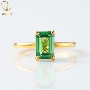 Bague de fiançailles minimaliste solitaire en or 14 carats avec pierre précieuse en moissanite verte taille émeraude - Product Image 1