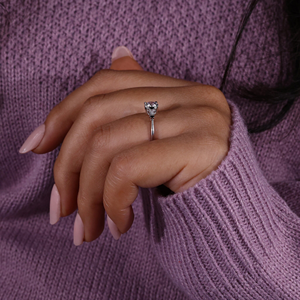 Bague de fiançailles en diamant rond 1 carat, bague solitaire en or blanc avec diamants baguette effilés pour femme - Product Image 6