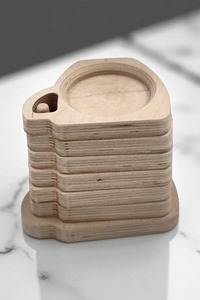 Sous-verres en bois faits à la main au design antique moderne avec des détails complexes pour une touche rustique et élégante sur la table - Product Image 3
