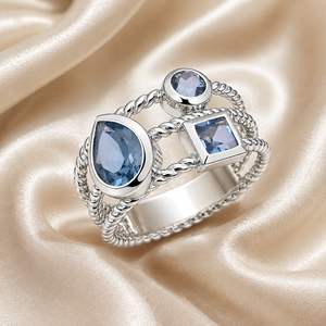 Bague pour femme Emrusa Jewellers SYK-102 en argent sterling 925 avec topaze bleue, sertissage pavé, grappe multi-tailles sur bande texturée effet corde - Product Image 3