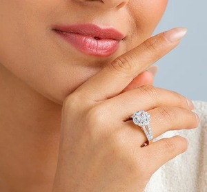 Bague de fiançailles en or rose 14 carats avec diamant de laboratoire rond de 1,30 carat, serti halo et monture coussin - Product Image 1