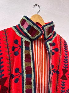 Chaqueta Larga Bohemia Anayra Craft, Roja, Bordada, de Terciopelo Suzani, con Estampado Floral, Cuello Alto, Manga Larga, Forro de Algodón Transpirable - Product Image 2