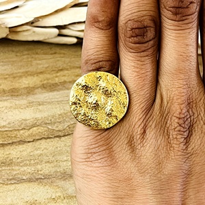Anillos de Latón de Último Diseño, Estilo Bohemio, Texturizados, con Disco, Unisex, Chapados en Oro de 18k, Anillo Circular Martillado, Bisel de Alta Calidad - Product Image 4