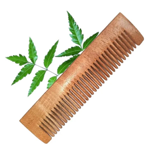 Peine rectangular de madera simple con dientes finos para un cuidado diario suave del cabello, disponible a precios de mayoreo. - Product Image 1