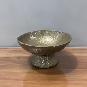 Plateau de design artisanal moderne en aluminium avec finition dorée, design multi-usages et revêtement élégant - Product Image 2