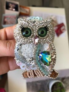 Broche brodée perlée tendance, bijou artisanal de caractère avec finition haut de gamme, broche perlée brodée faite à la main - Product Image 1