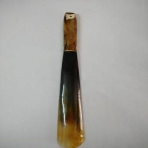 Calzador de cuerno de búfalo premium hecho a mano con diseño curvo, acabado liso, duradero, accesorio elegante para calzado. - Product Image 5