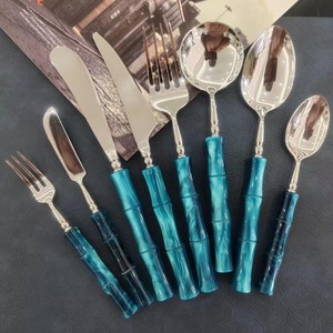 Cuillère en résine transparente faite à la main, design feuille, cadeau élégant pour la cuisine et la salle à manger, disponible à la vente - Product Image 5