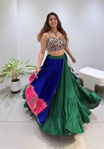 Lehenga Tradicional de Diseñador para Navratri, Especial de Rayón con Patrón Kali, Trabajo Gota Patti, Bordado con Espejos Reales, Largo hasta el Suelo - Product Image 1