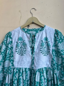 เดรสยาวพิมพ์ลายดอกไม้ด้วยมือ ผ้าฝ้าย 100% แขนยาว คอวีลึก สวมใส่สบาย ราคาโรงงาน - Product Image 3