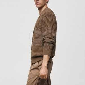 Pull cardigan classique en tricot pour homme, boutonné devant, manches longues, design décontracté, doux et confortable, à porter au quotidien - Product Image 4