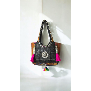 Sac à main tribal noir tufté à la main avec motif de coquillages cauris concentriques, broderie traditionnelle au point de croix et fuchsia intense - Product Image 2