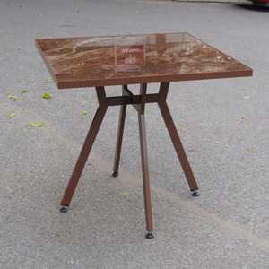 Mesa Cuadrada de Plástico con Tablero de Loseta - Una Mesa de Plástico Perfecta para una Fiesta de Té en el Jardín al Aire Libre - Product Image 4