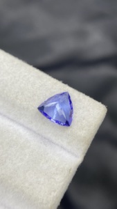 Pierre précieuse naturelle certifiée Tanzanite naturelle taille triligne 8 MM avec une couleur et un lustre excellents Zoisite naturelle 1,65 carat - Product Image 5