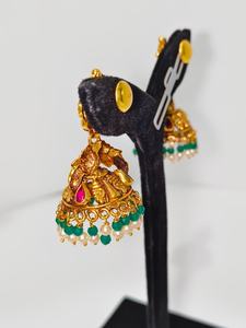 Boucles d'oreilles Jhumka en or massif 22 carats, style antique, motif Lakshmi, faites à la main, avec émeraudes vertes et perles naturelles - Product Image 3