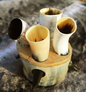 Corne à boire viking authentique, faite à la main, polie, avec motif animal sculpté, tasse médiévale, écologique, pour cérémonies et décoration - Product Image 3